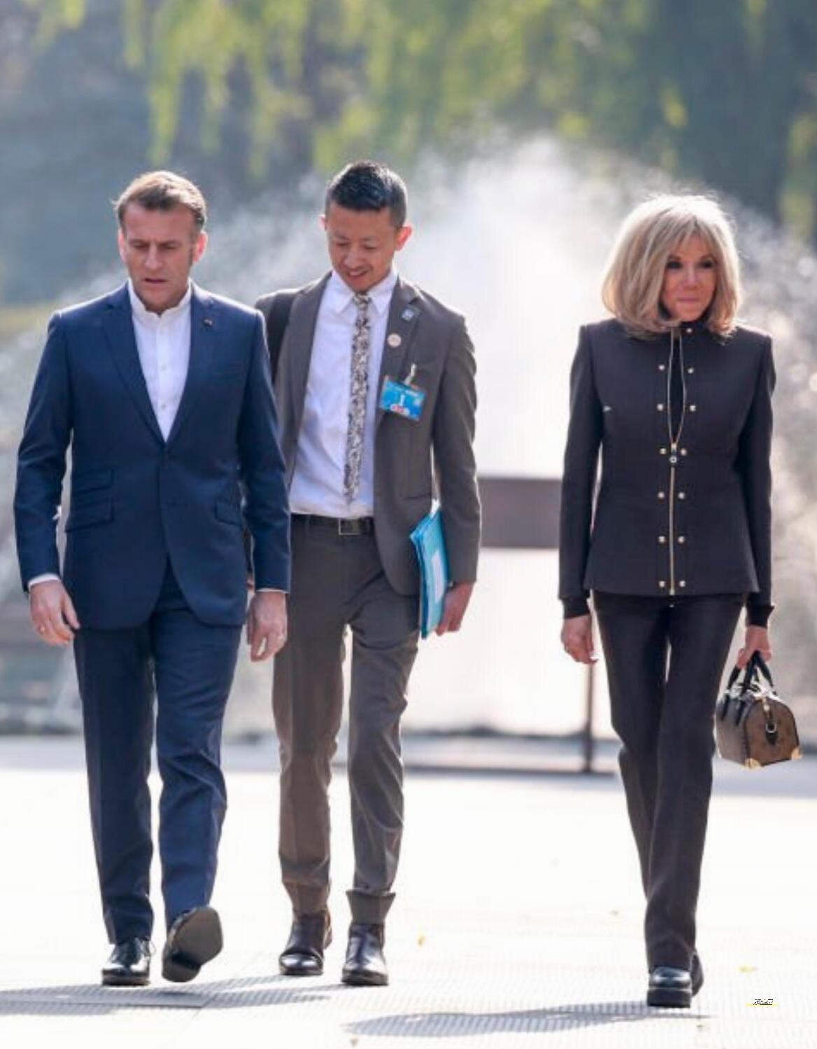 老太太身材真好还别说老太太七十多岁了身材保持的真好！难怪小24岁的总统老公