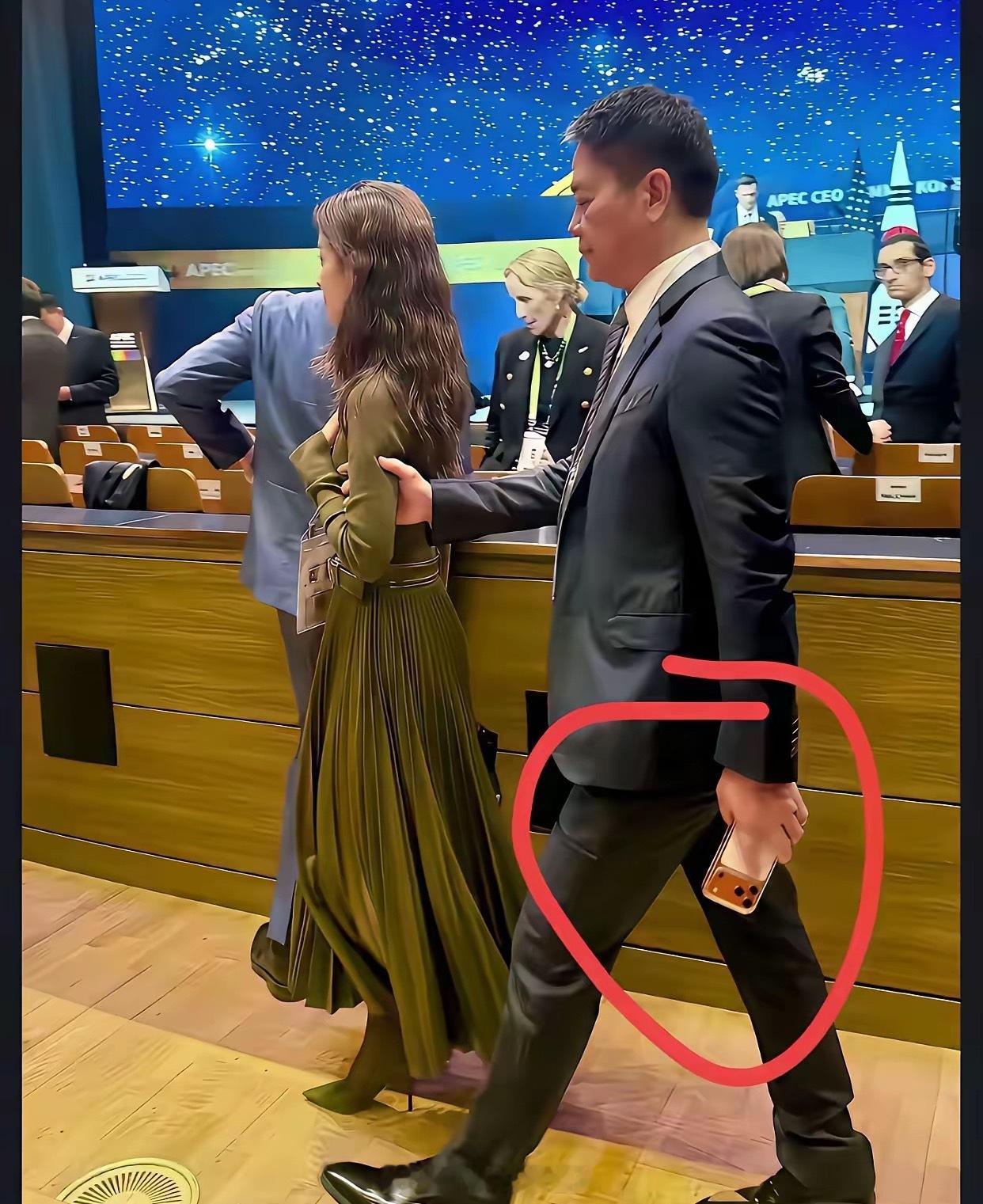 据说东哥手机壳7万，是真的吗？