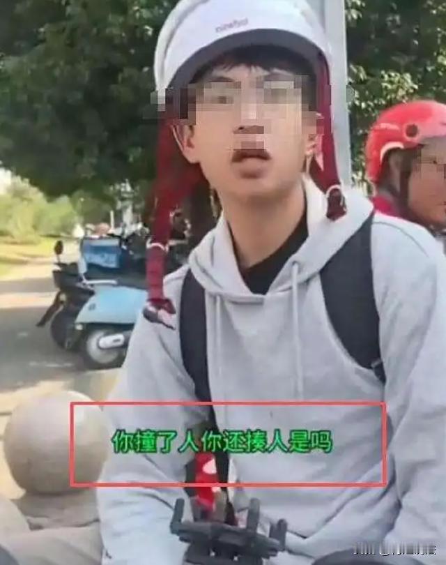 “我听交警的！”江苏苏州，小伙骑电动车正常行驶时，意外撞到了对面逆行的女子。女子