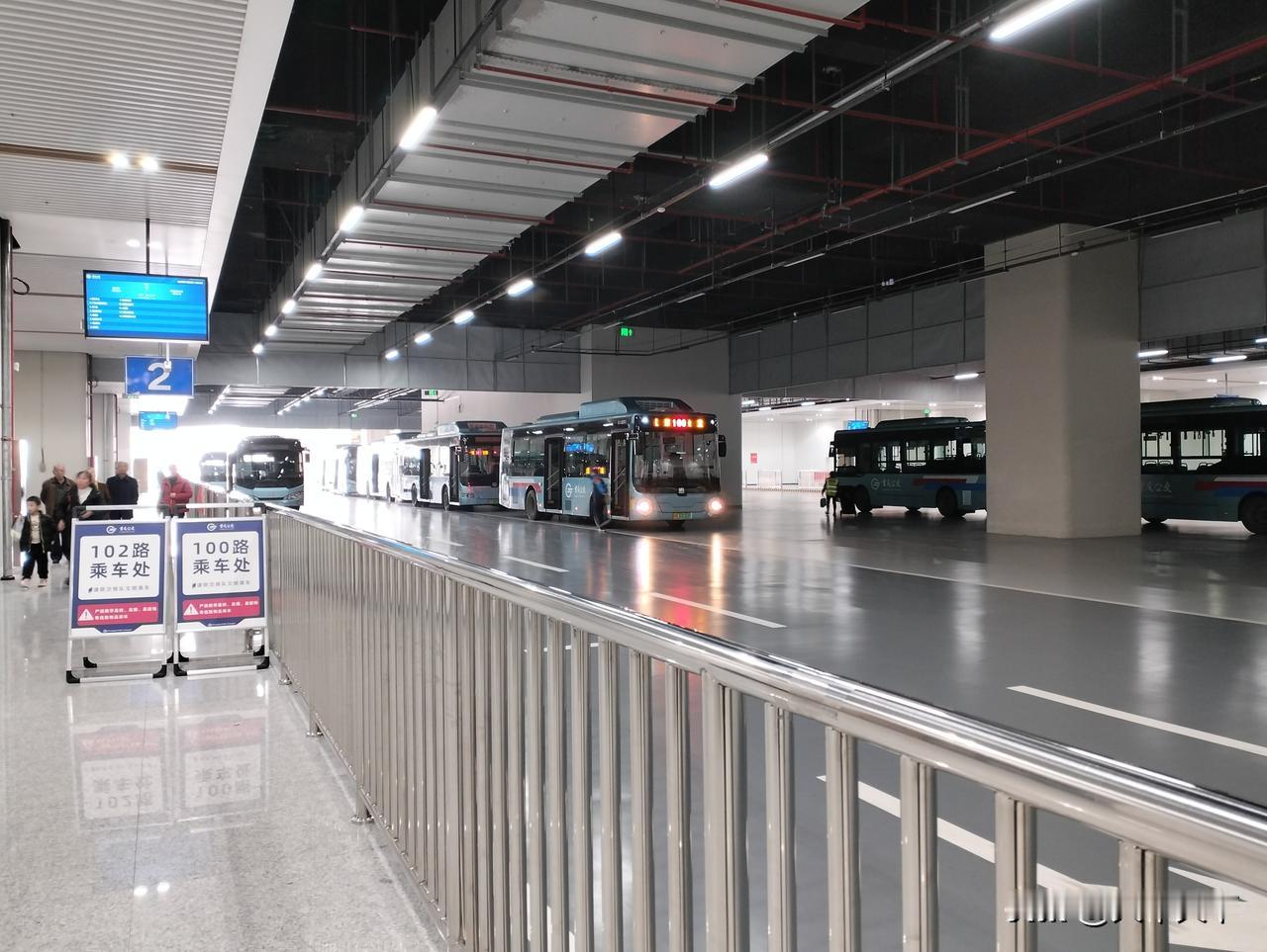 重庆东站公交枢纽站，目前这里常规的公交车就是去梨花大道的100路、去城南家园水云