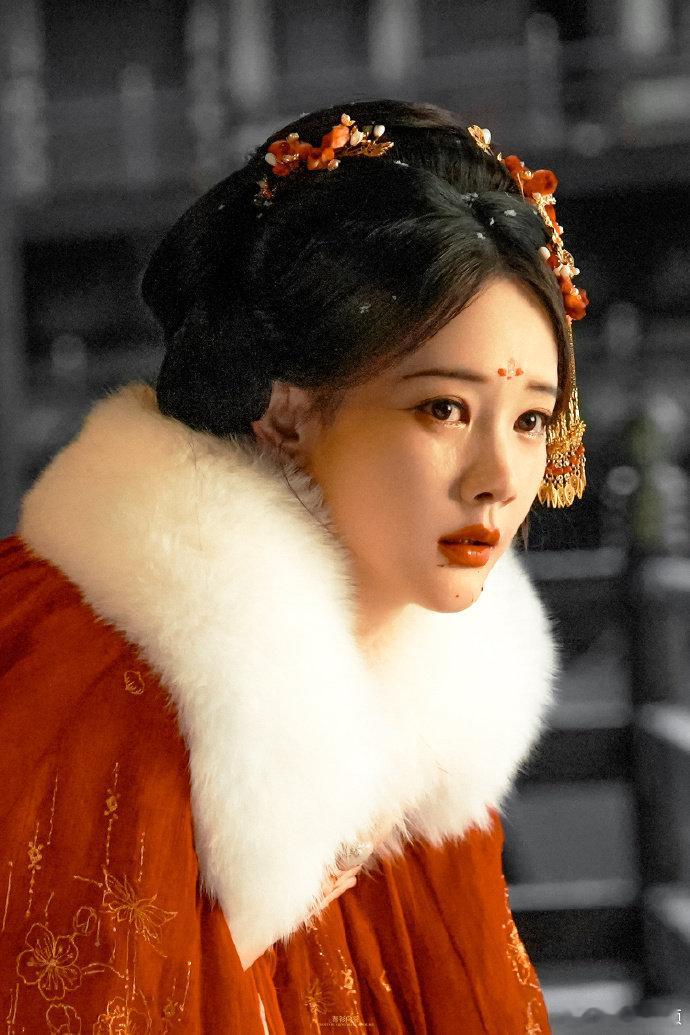 李一桐本人来了都得愣两秒谁能分清这是仿妆还是本人？从发型到神态一模一样，连细微