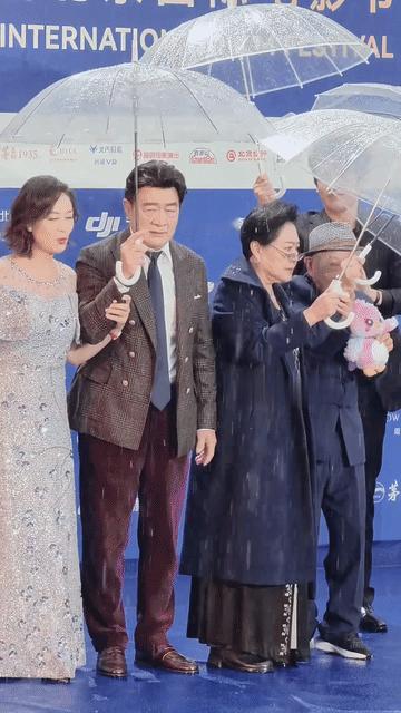 电影节主办方太能折腾90岁的牛犇老爷子！没有任何工作人员的陪同下，让76岁的斯琴