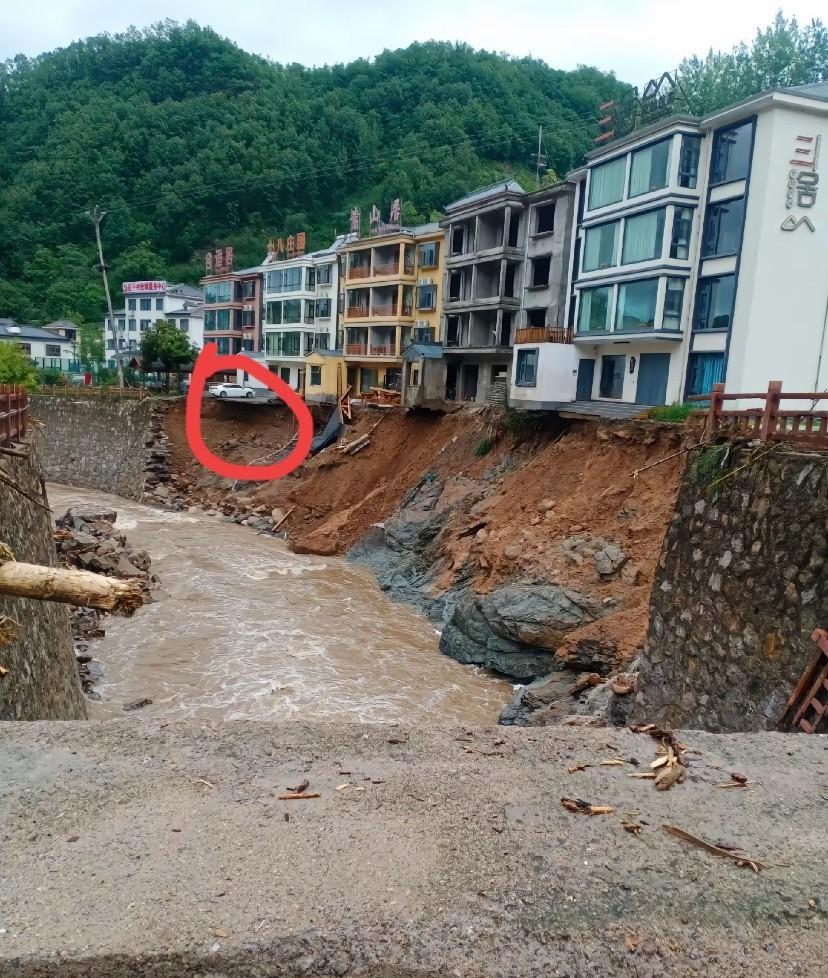 这都成危房了吧！想不明白为什么建房子都挨着河边上建呢，这个小车估计是保不住了～
