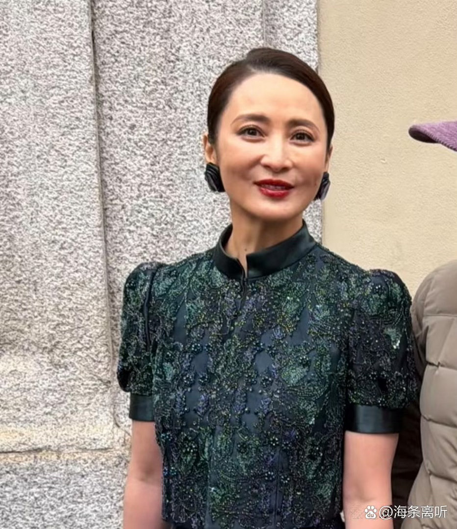 50岁蒋勤勤现身意大利街头，一身名牌穿搭尽显贵气，不过妆容偏浓，脸部略显不自然，