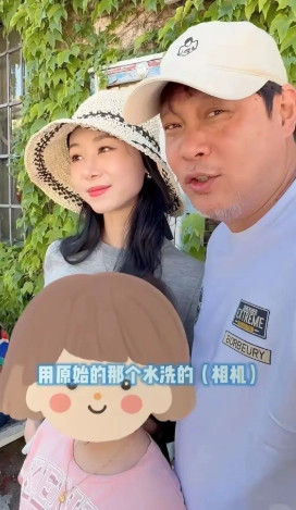 范志毅现状，近日在意大利遇见范志毅一家三口在逛街购物，近距离间发现范志毅居然胡须
