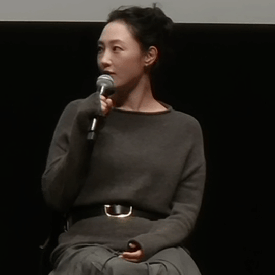 白百何听到什么笑成这样白百何听到工作人员一句话笑到捂嘴，下一秒立刻调整表情，严