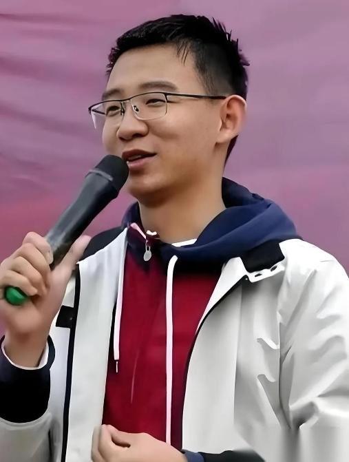 2015年，文科状元刘嘉森以673分考入北大时，对着镜头抛出一句扎心话：“你连游