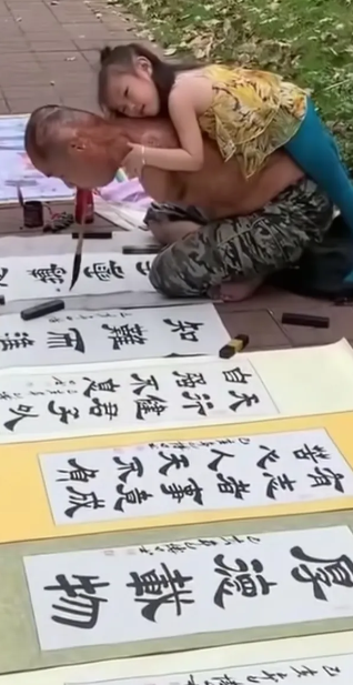 看哭了！山东聊城，丈夫意外失去双臂，妻子无情离婚，抛弃丈夫和女儿，丈夫天天拼命用