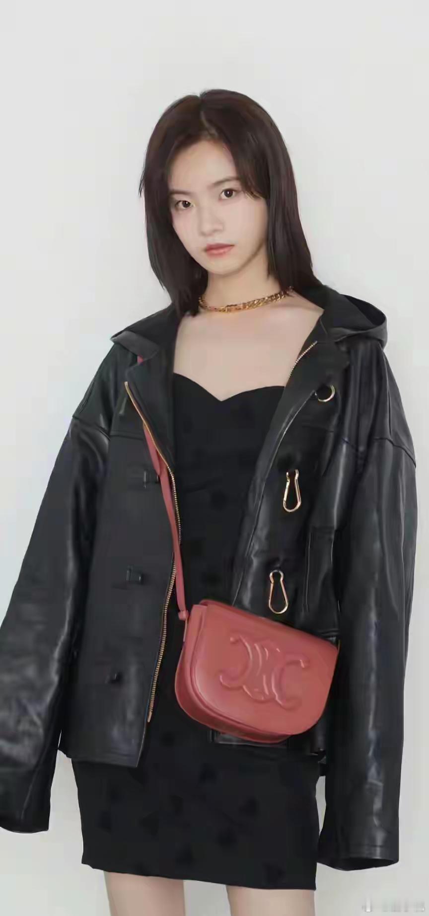 1.李庚希在京圈是出了名的资源咖，基本上啥剧火了，第二部或者类似题材就轮到她演。