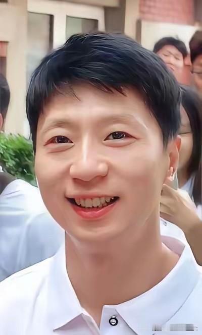 我一个在北体上学的朋友今天在北京见了马龙，她偷偷和我说了句大实话，以后别再说马龙是帅哥了，你是不知道