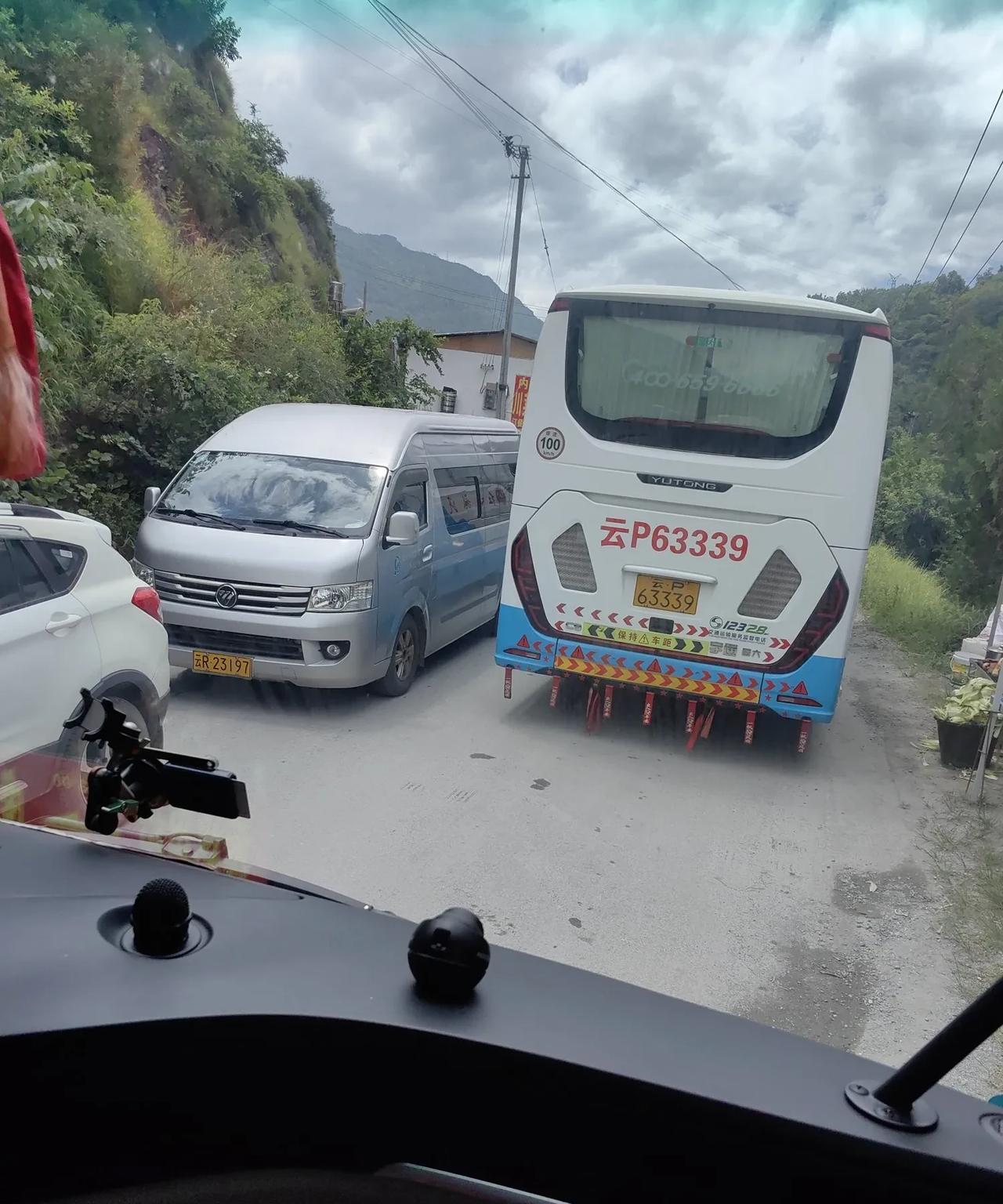 恐怖的虎跳峡堵车，从香格里拉到虎跳峡，11点半就到了虎跳峡镇，现在一个多小时还未