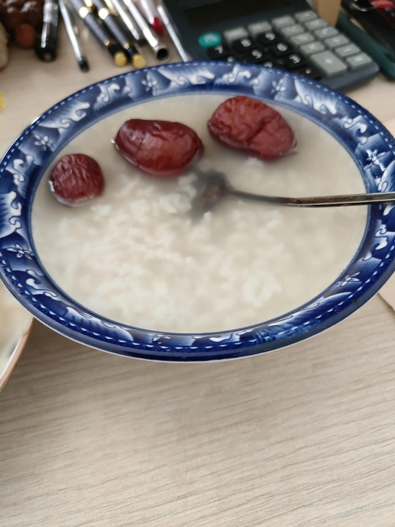 今天是破五，前几日收拾冰箱发现半袋速度饺子🥟，是啥虾爬子馅的，不管怎样不能浪费