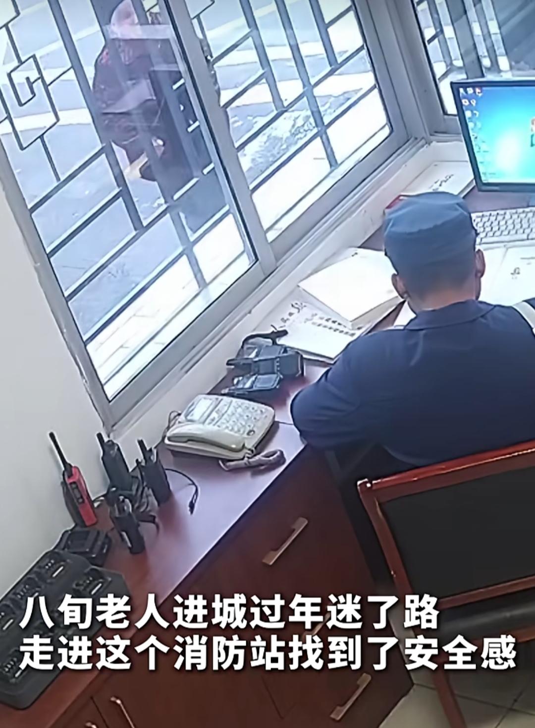 年关将近，江西赣州的街头满是归乡的暖意，可一位八旬老人却在寒风里迷了路。她攥着手