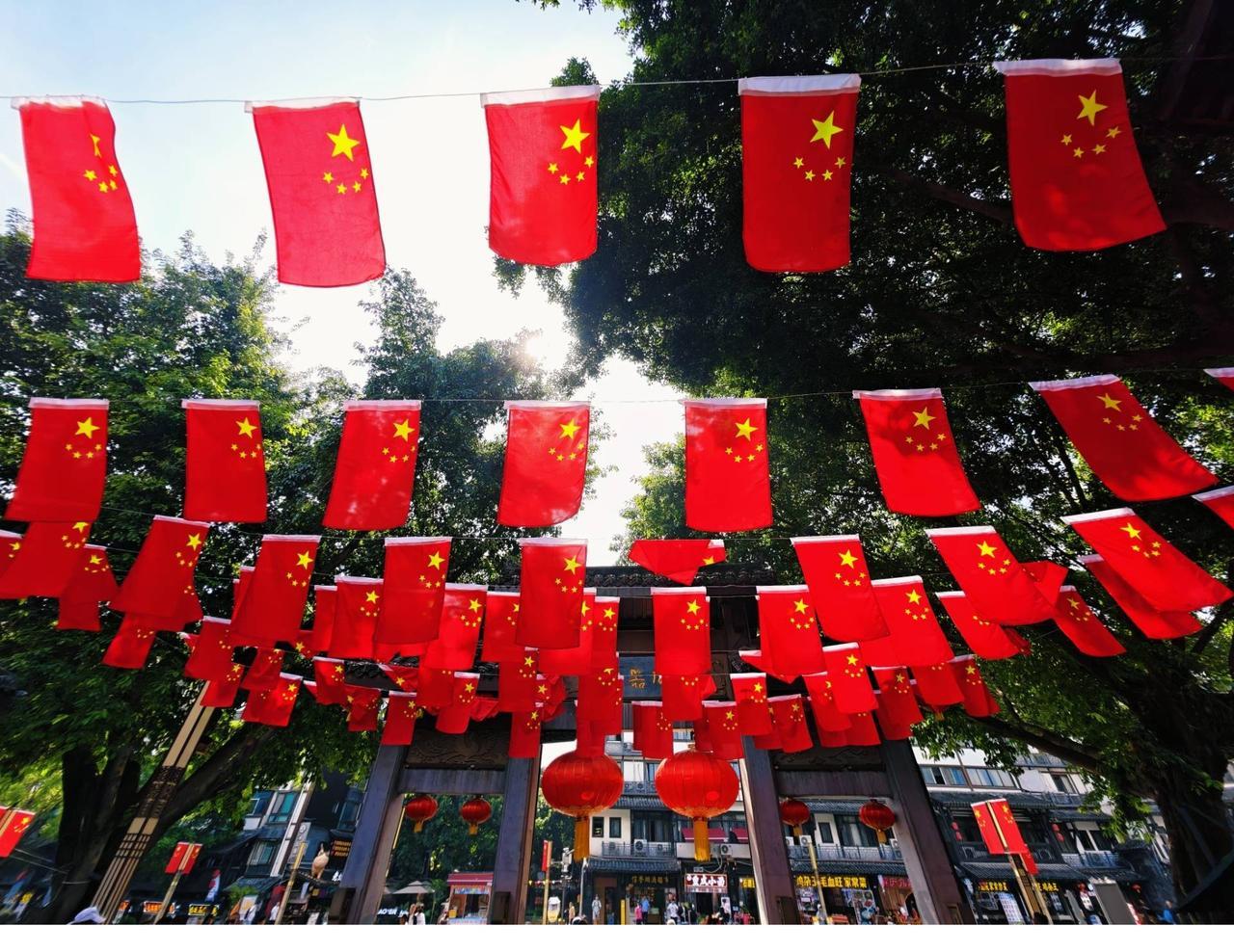 太美啦！9月27日，蓝天白云下的重庆磁器口古镇，挂满了国旗，国庆节气氛热烈，在阳