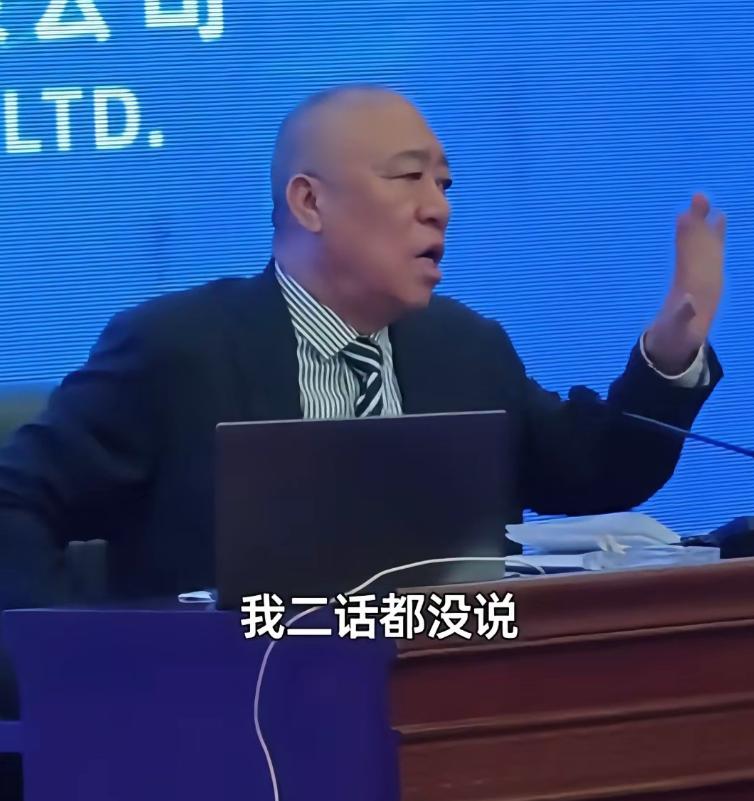 河南矿山的崔老板把一个给他送请帖送喜糖，正准备结婚的员工辞退了，他究竟干了什么，