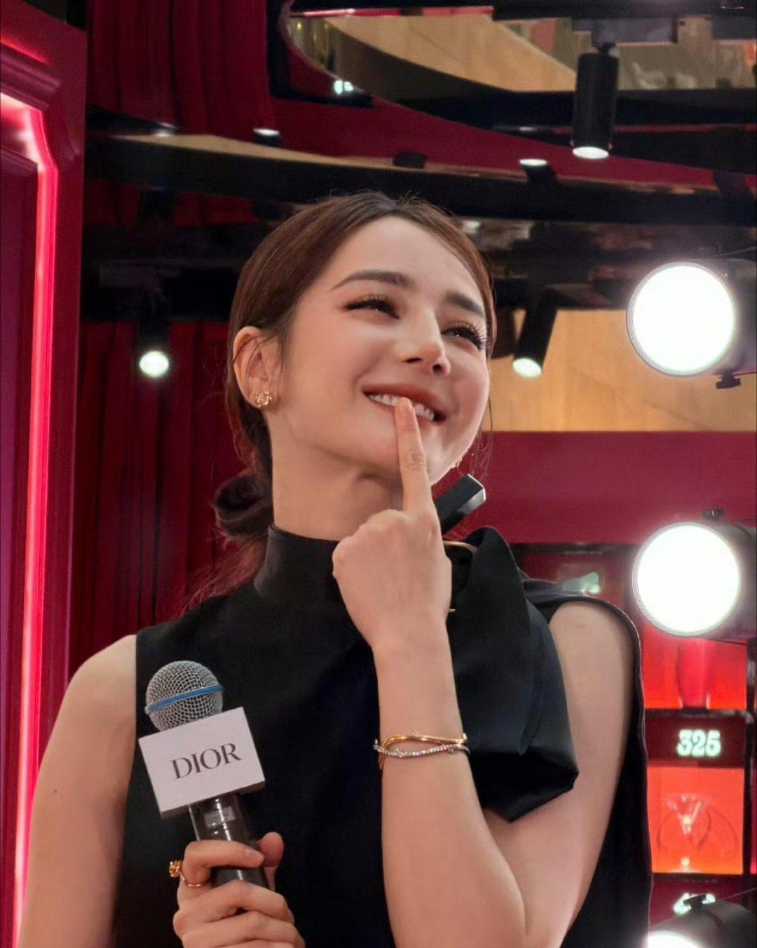 迪丽热巴顶光都美成这样📸8月20日南京德基Dior场，迪丽热巴被死亡顶光