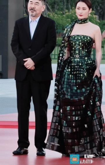 纯元还是纯元，四郎变成了四大爷了。这两口子走红毯，陈建斌伸手想拉一下妻子，无