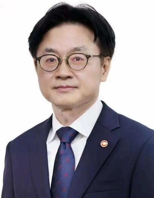 就在刚刚，韩国“产业通商部长”金正官发表声明，8月6日，金正官说：中国正