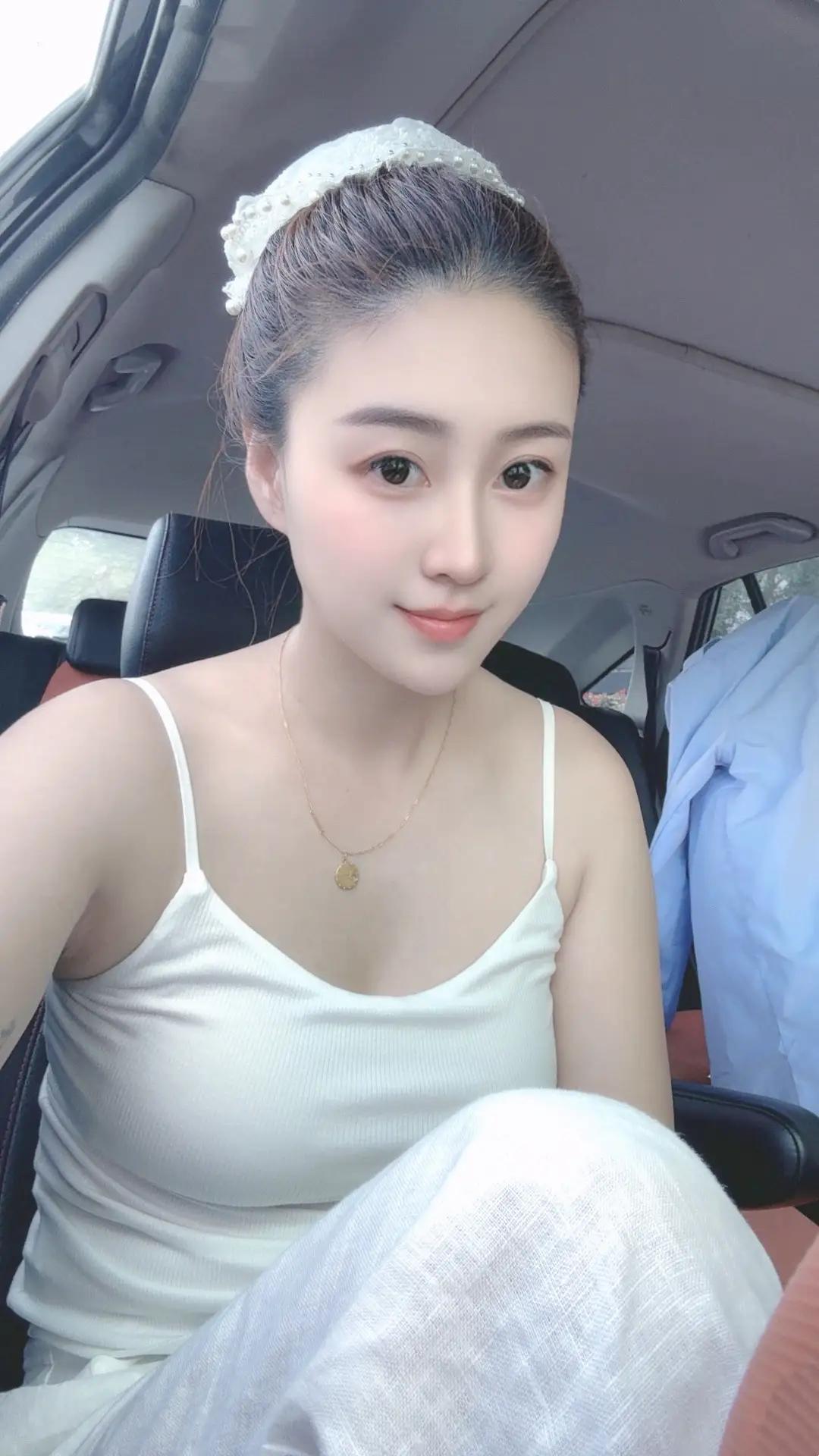 车内自拍，清新甜美，白色连衣裙，优雅气质绿裙侧颜随拍抹胸白裙写真户外白裙照