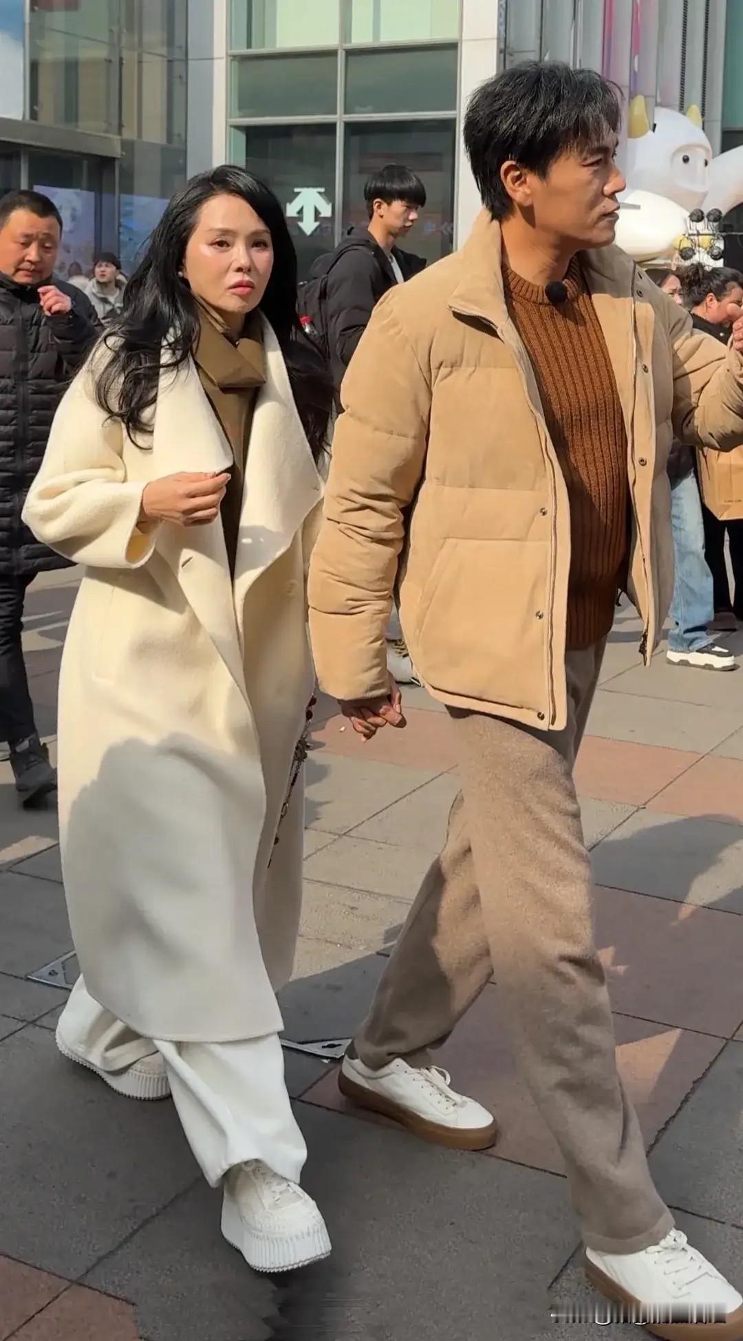 57岁伊能静携手老公秦昊现身沈阳街头太吸睛。伊能静不愧是早期大明星，也太会保