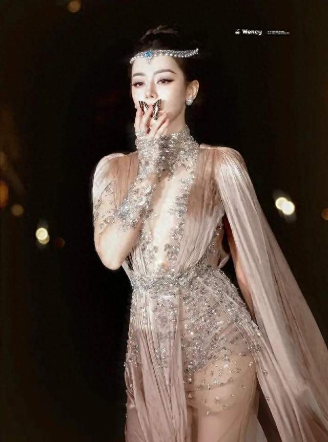 迪丽热巴VOGUE雨中红毯封神! 衔蝶放飞氛围感拉满