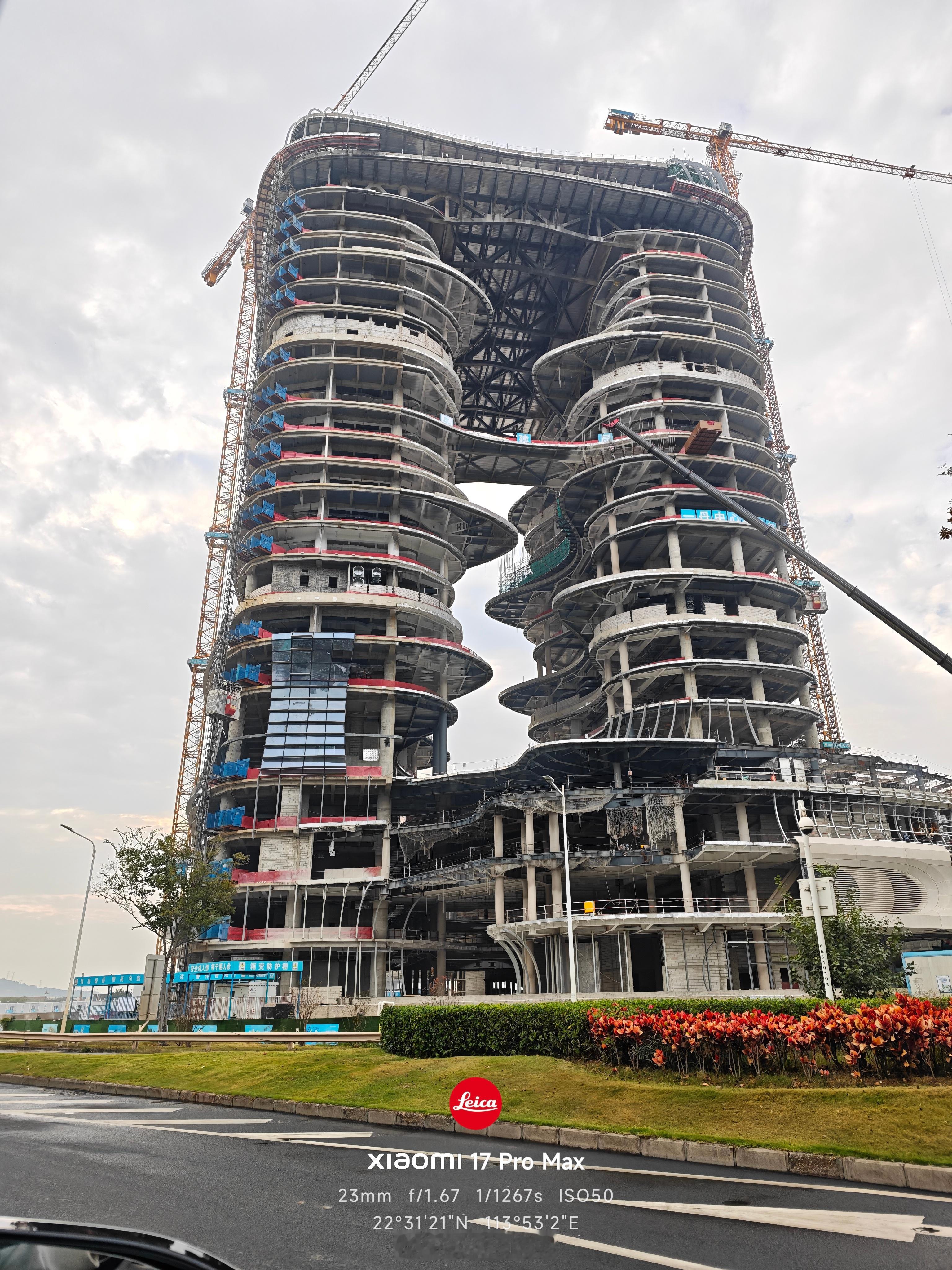 深圳前海新地标一丹中心，已经封顶了。全是曲线设计，流线感。深圳