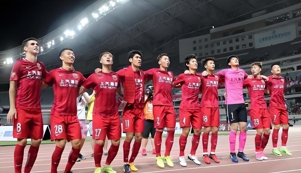 上港队获赞有情有义，如今善待四位退役老将赢得球迷点赞，都以新身份继续留在俱乐部挑