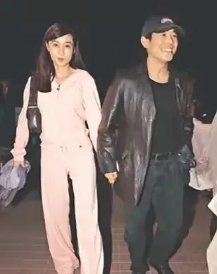 这个笑靥如花的男人，牵着一个没有笑神经的女人，就像检到全世界最美的美玉一样，乐开