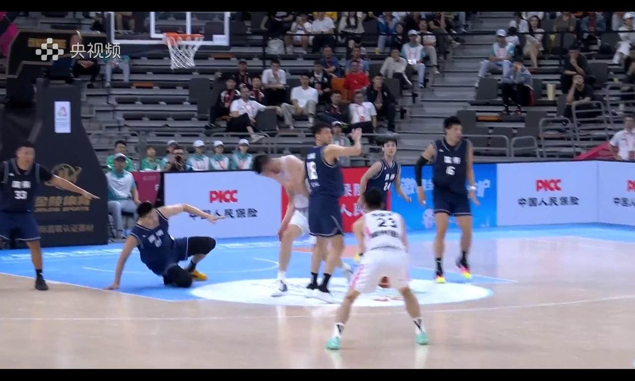 杜润旺抢篮板打脸于嘉豪，裁判给他犯规，赵睿鼓掌打脸很诡异广东和浙江的比赛，因