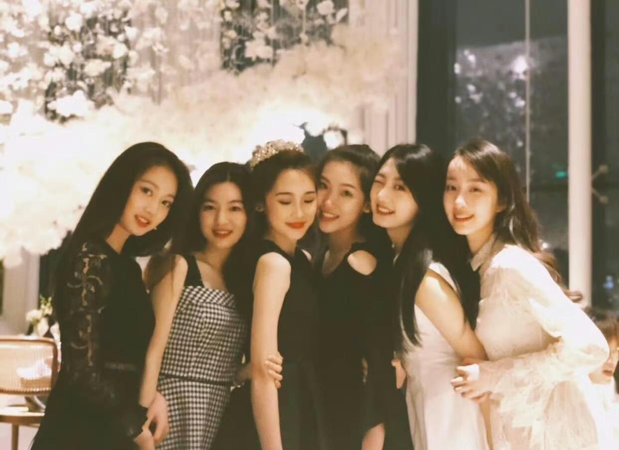 这两天00后新主播陶忆雯出现在CCTV-4，不少人感叹，甚至很多人会下意识觉得：