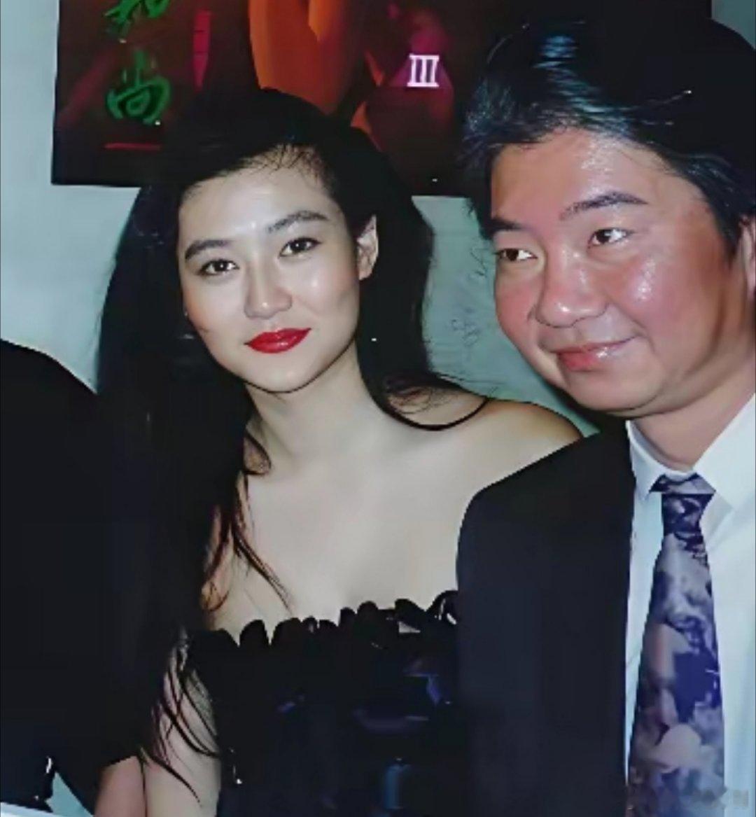 蔡澜晚年酒店套房生活听说他无儿无女，所以快死的时候只能拼命花钱。这也是丁克一族的