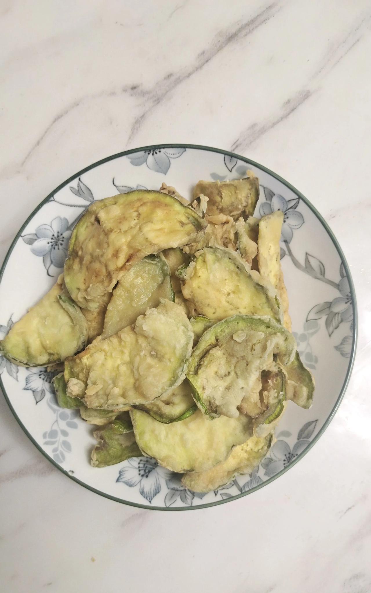 堂叔这几天骂骂咧咧，说自己生病了，身边就一个老婆子伺候，一双儿女连面都没有露，真