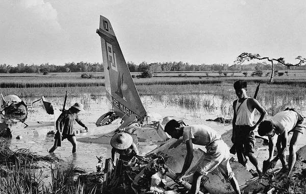 1966年，一名越南女兵惨遭美军抓捕，为了逼供，美军对越南女兵动用了惨无人道的“