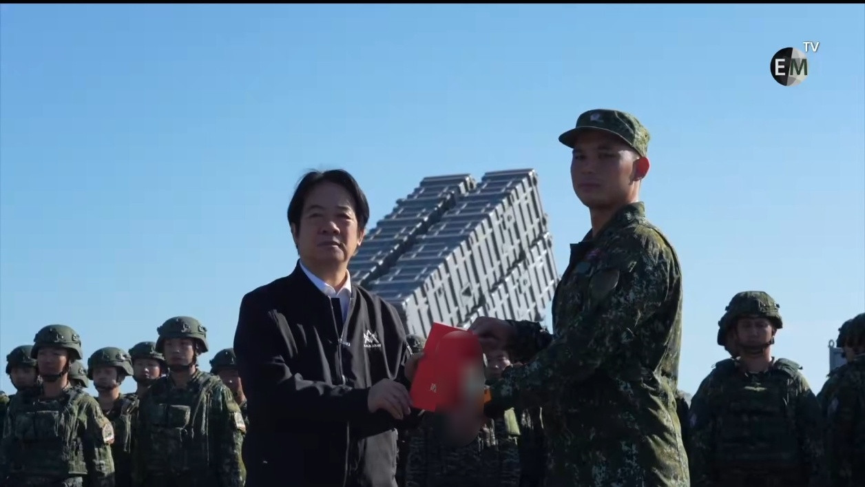 9月18日，赖清德亲自观摩了在九鹏军事基地举行的大规模联合精确制导弹药实弹演习。