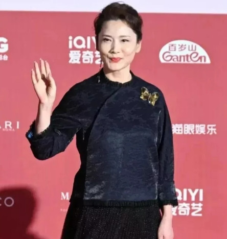 一次节目，潘虹对何赛飞说：“就你这性格，以后给你当儿媳妇挺难的。”何赛飞赶忙抓着
