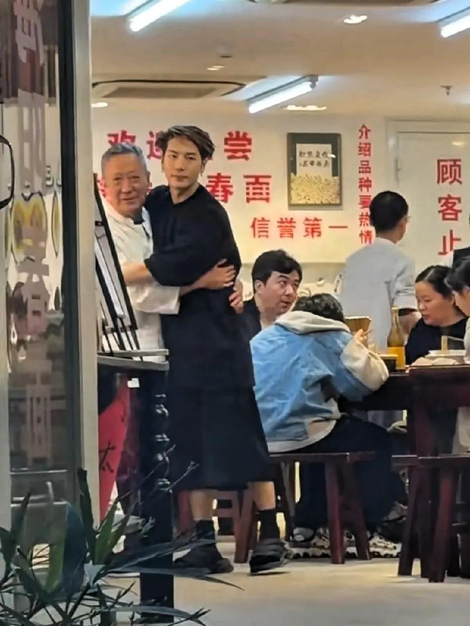 有网友在上海偶遇王嘉尔吃面，这几天都是偶遇他的，他私下还蛮有松弛感的！
