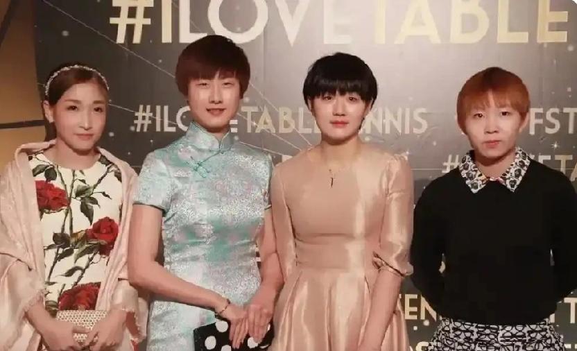 4朵金花私服合照：身着一件修身旗袍的丁宁身材高挑，短发无瑕，目光沉和；左侧的陈梦