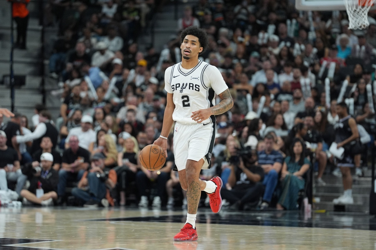 🔥米奇：预计哈珀周日能出战他需要克服拇指的疼痛和扭伤今天，马刺主帅米奇·约翰