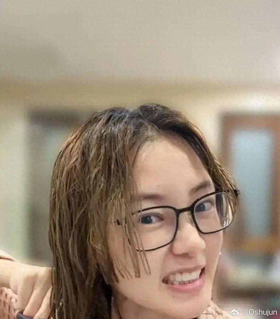 苗苗亲自剪长发，郑恺在旁乐呵呵傻笑，网友称剪得比理发店还好看