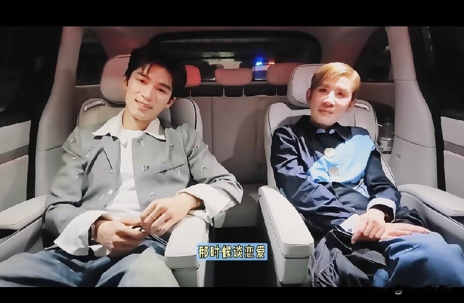 吴君如问王星越：“你有没有带女朋友给你妈看？”王星越听完没有说话，但是一个小动作，开始抖腿了，吴君如