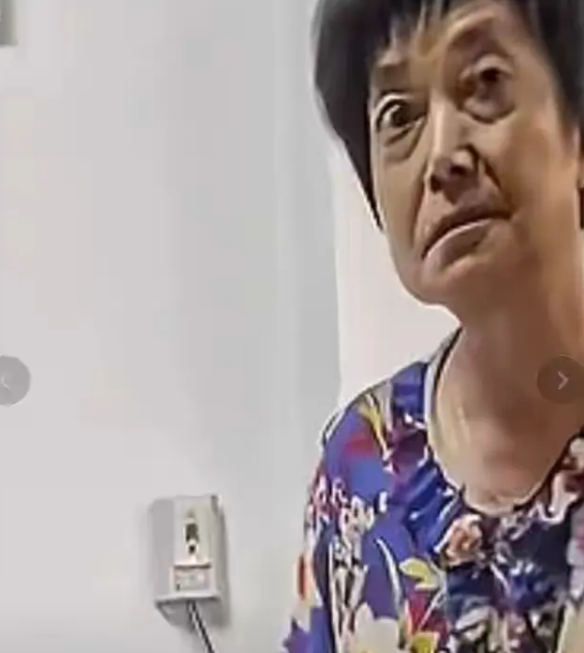 这奶奶怕是肠子都悔青了！辽宁一位老人扇孙女的视频被监控拍得清清楚楚，现在在当地彻