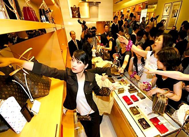 你还觉得奔驰、宝马、奥迪贵得离谱吗？说出来你可能都不信，现在很多人的消费观，真