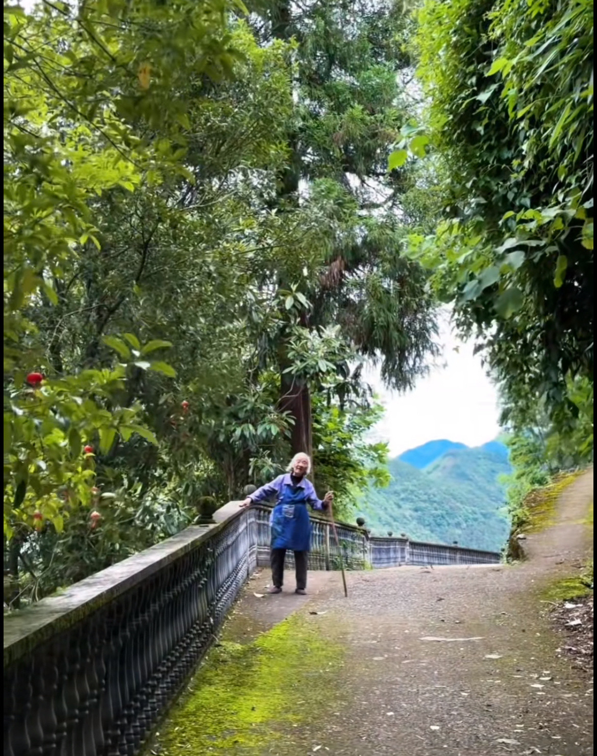 每次离开的时候，小小的外婆会一直站在那里，直到我们的车子看不见…