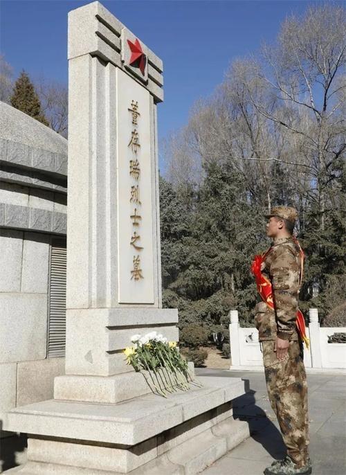 毛主席拒绝了为董存瑞烈士题词的请求，众人甚是不解，毛主席解释过后，众人才知是自己