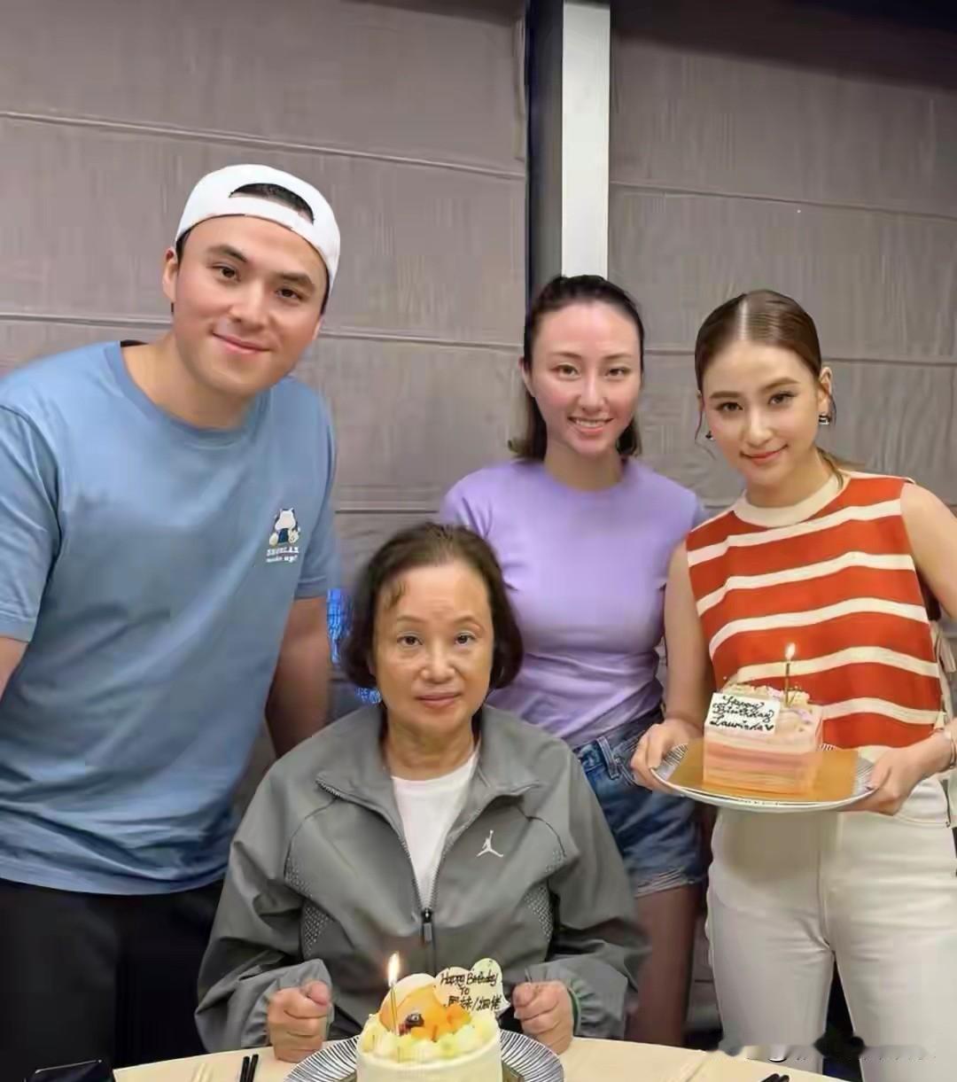 美人迟暮！赌王三太年轻时又高又瘦肤白貌美，如今73岁的她脸色蜡黄头发稀疏，再也没