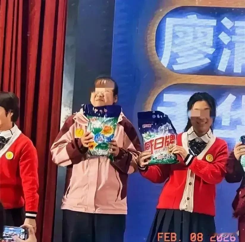 年会非开不可？奖品非发不可？2月9日，有网友爆山东某科技公司举办年会，给优秀员工