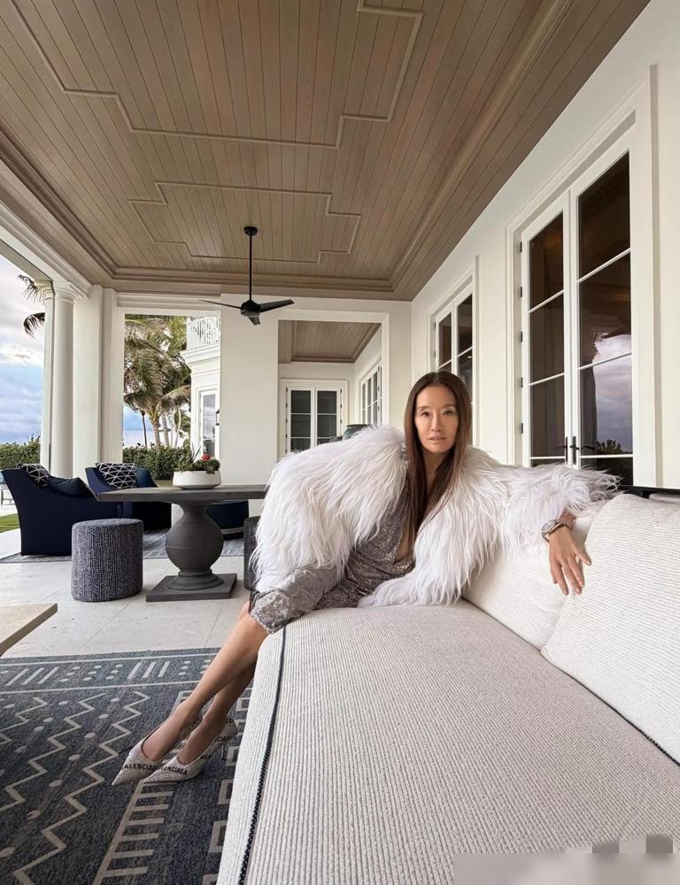 76岁王薇薇的跨年，给所有女人上了一课。原本以为这位婚纱女王的纽约跨年夜会是