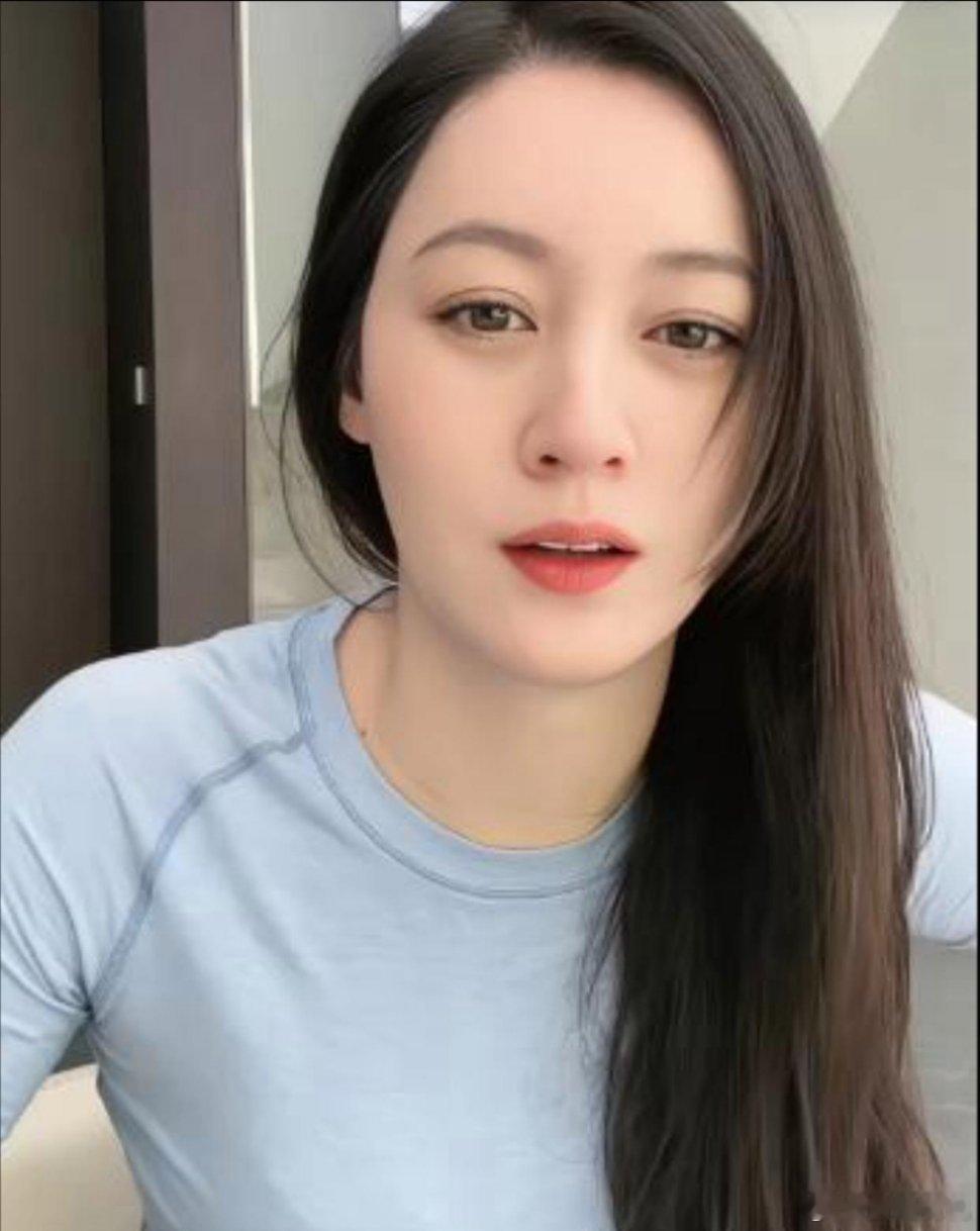 唐艺坐拥四千七百万粉，看着挺风光，其实早被直播套牢，累死也没法停。她跟平台签了死