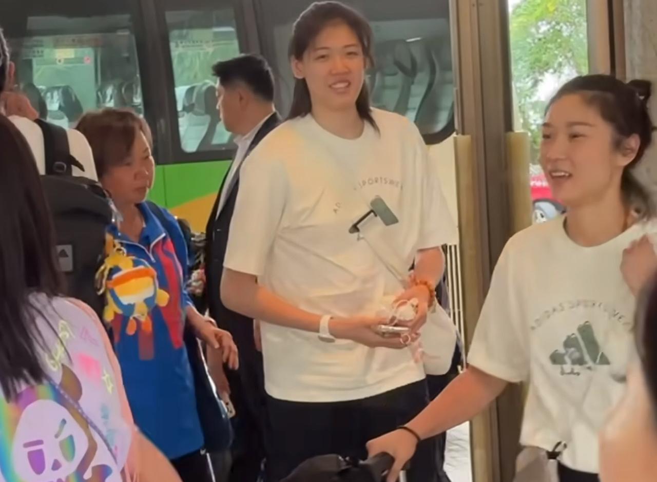李盈莹跟随中国女排来到中国香港，范泊宁和郑欣怡未跟球队来香港，难道妹妹李盈莹要进