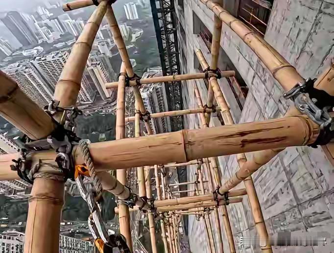 也不知道为什么，每次看到这种用竹子做的脚手架，我的内心都会产生一种莫名的担心！